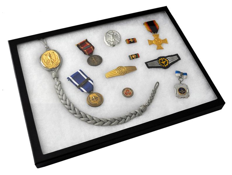 Vitrine für ORDEN und EHRENZEICHEN Lederrahmen Echtgals Militärorden NEU 15455